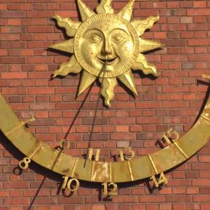 Vorschaubild für Wie kommt eine Sonnenuhr an die Schulhauswand?