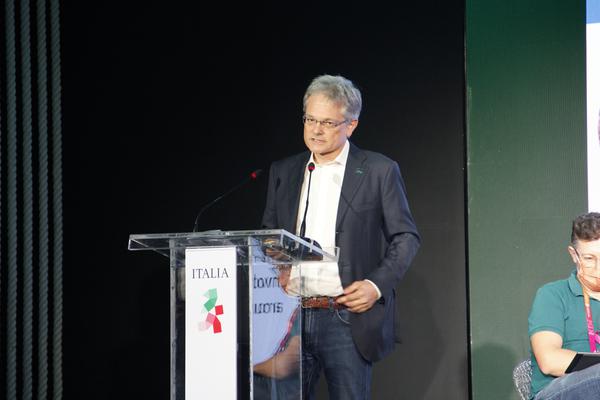 Stefano Sandrelli gives a speech from a lectern