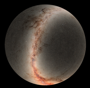 Indagine ottica circolare a tutto cielo con il Polo Nord Celeste al centro, con la brillante fascia della Via Lattea e scure strisce di polvere.