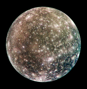 Fotografia di Callisto che ne mostra la superficie scura, ricoperta da numerosi crateri e da segni bianchi simili a cicatrici.