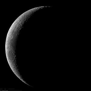 Der größte Teil des Mondes ist dunkel, aber eine dünne Mondsichel auf der linken Seite ist hell